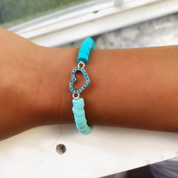 Clay bead two toned bracelet with two shades of blue and a heart charm - Picture 1 of 2